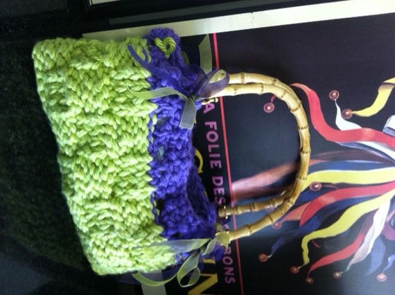 Handgestrickte Tasche Bambus Henkel Lime Grün Lila Designer Mode Unikat Band Spaß Frühling Sommer Kunsthandwerk Accessoires von HANDKNITS2LOVE