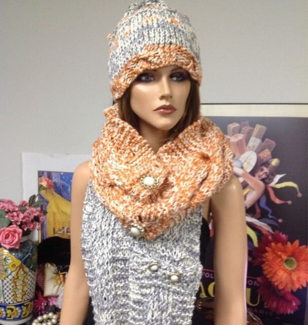 Handgestricktes Set Schal Mütze Beanie Interlock Knöpfe Designer Mode Stylish Chic Hip Orange Grau Silber Gold von HANDKNITS2LOVE
