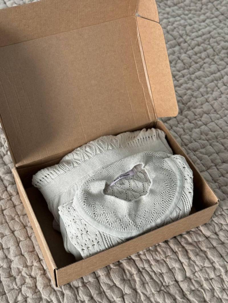 Beiges Strickkleid Midikleid Aus Baumwollmischgewebe Mit Faltenrock von HANDMADEGARMENT