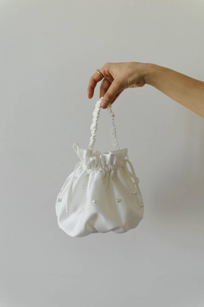Brautbeutel Mit Perlen. Brautjungfer Clutch Tasche. Satin Schlichte Kleine Elegante Hochzeitstasche. Kleines Brauttäschchen. Elfenbeinfarbene von HANDMADEGARMENT