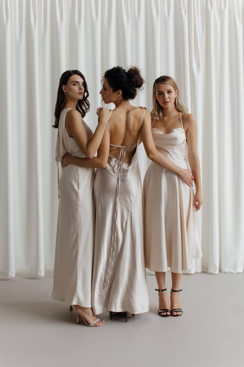 Champagne Brautjungfer Kleid Öffnen Zurück Maxi Seidenkleid.boden Satinkleid. Seide Langes A-Linie Mit V-Ausschnitt. Brautjungfern Kleid von HANDMADEGARMENT