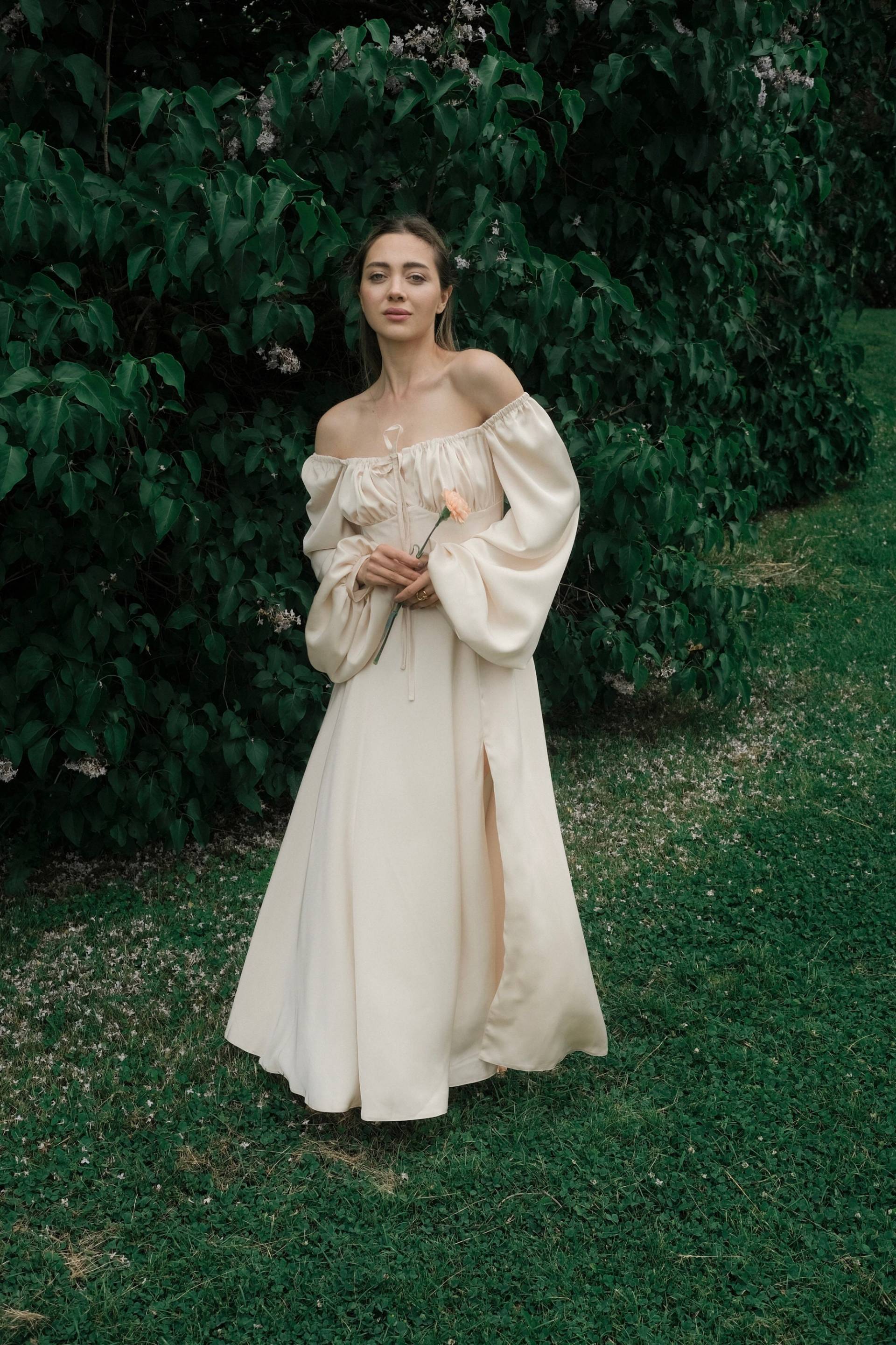 Elfenbeinfarbenes Maxikleid Aus Seide Eckiger Ausschnitt, Lange Ärmel, Seitlicher Schlitz von HANDMADEGARMENT