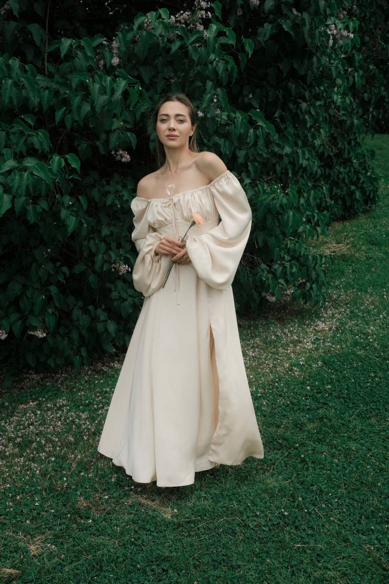 Elfenbeinfarbenes Maxikleid Aus Seide Eckiger Ausschnitt, Lange Ärmel, Seitlicher Schlitz von HANDMADEGARMENT