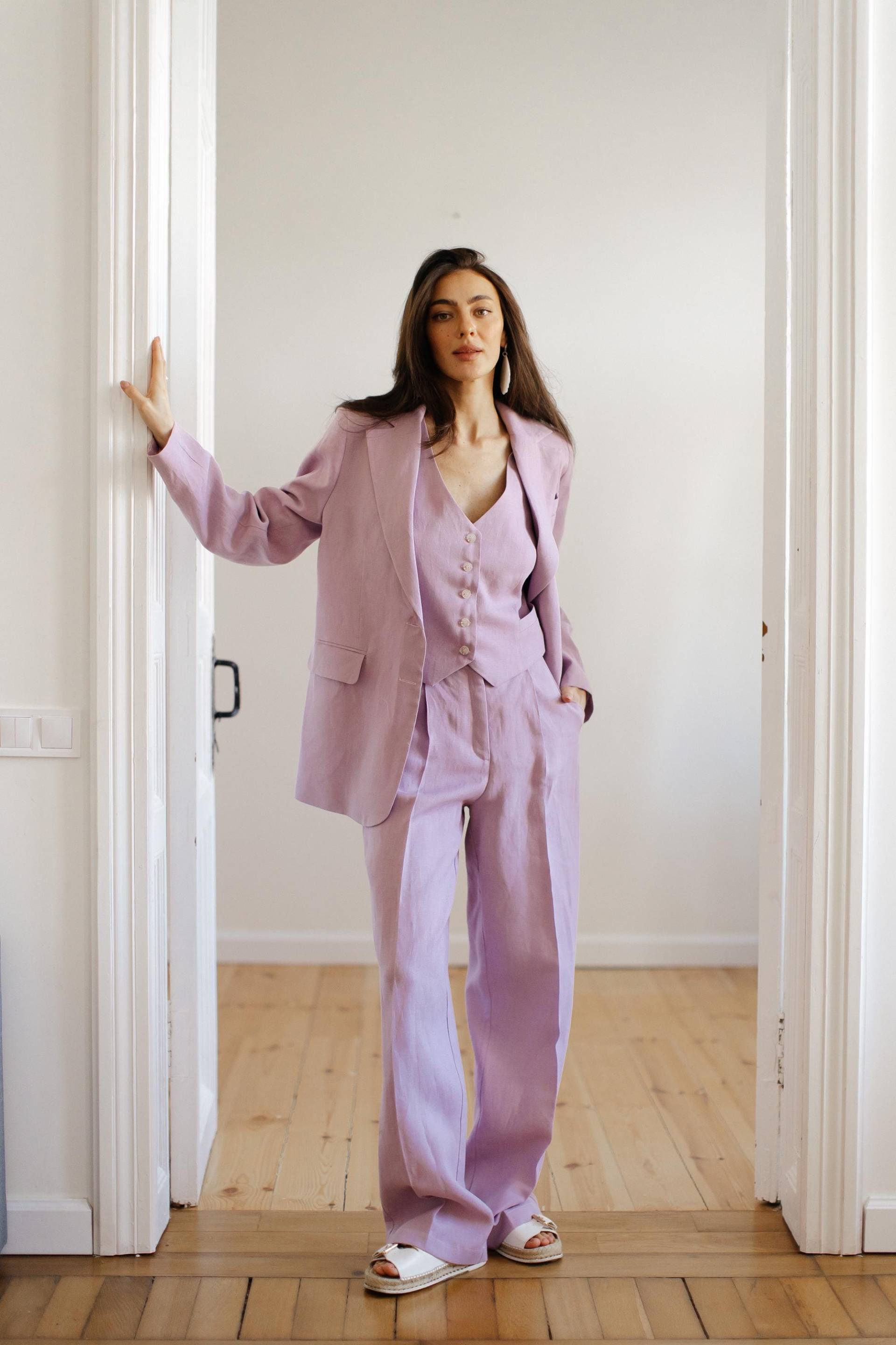 Fliederfarbener Leinen 3-Teiler Passender Anzug Gerader Jacke, Weste Und Palazzohose.sommerhosenanzug.damenanzug Mit Weste Blazer.lavendelanzug von HANDMADEGARMENT