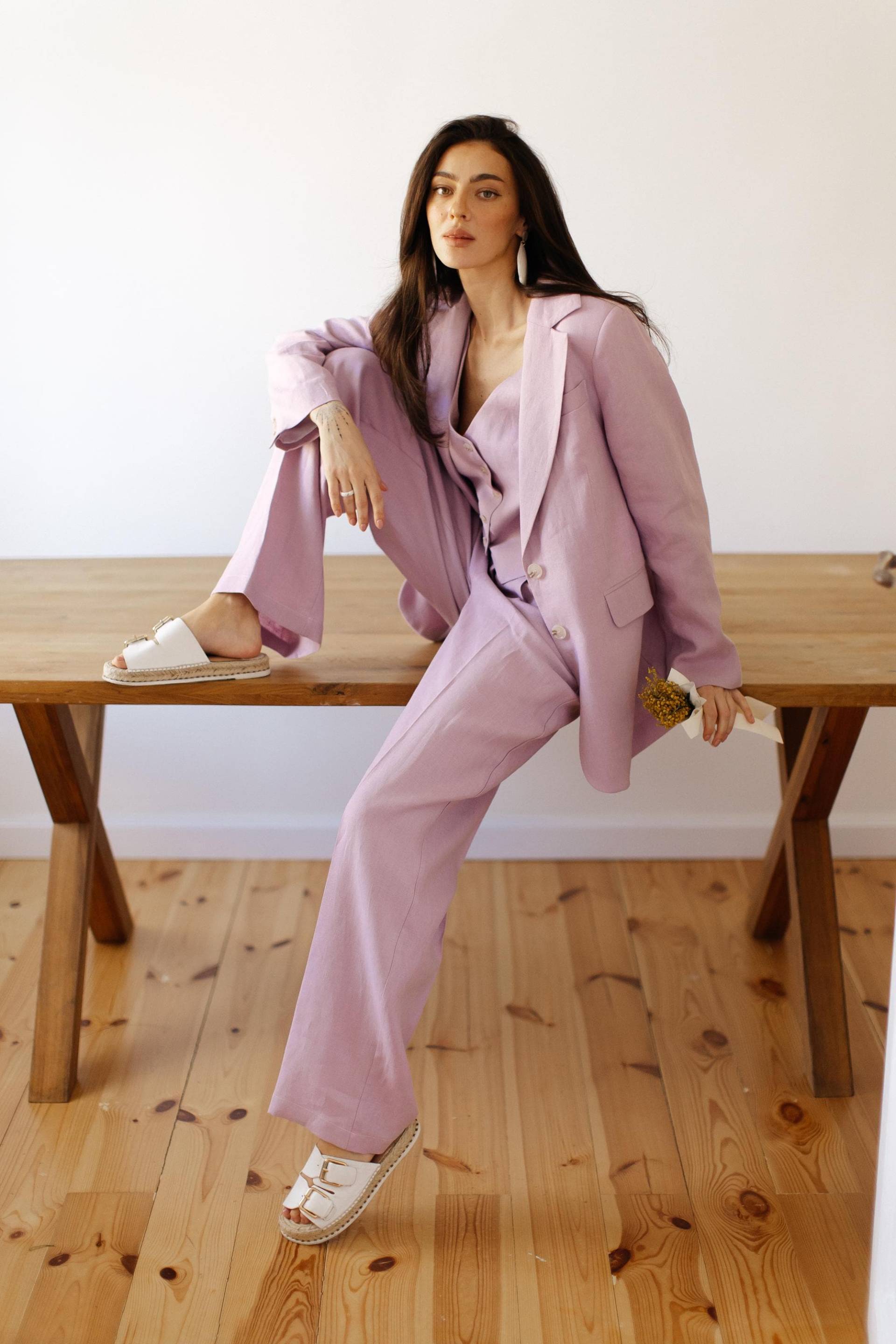 Fliederfarbener Leinenanzug 2-Teiler Entspannte Passform Frauen Blazer Hosenanzug Mit Weitem Bein Lavendelfarbener von HANDMADEGARMENT