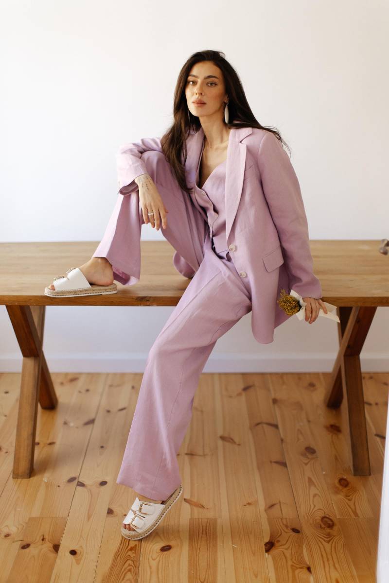 Fliederfarbener Leinenanzug 2-Teiler Entspannte Passform Frauen Blazer Hosenanzug Mit Weitem Bein Lavendelfarbener von HANDMADEGARMENT