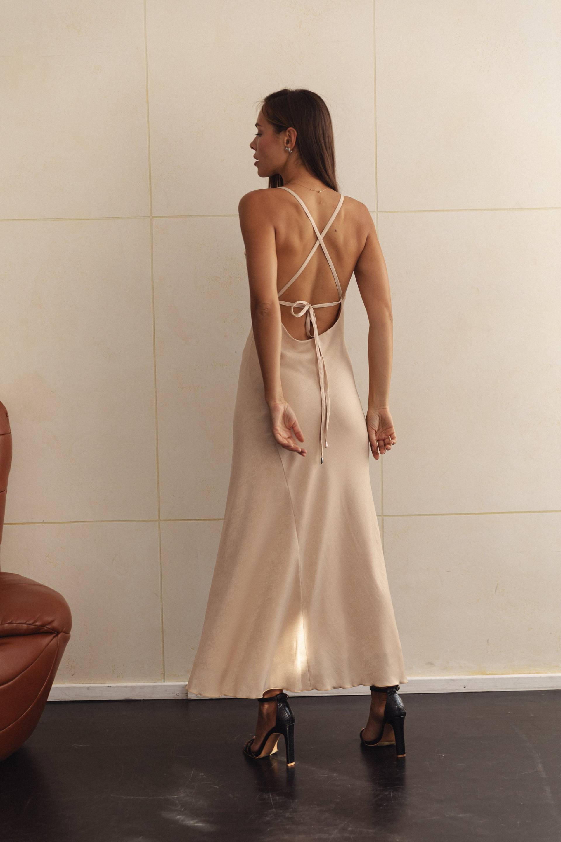 Gold Beige Satin Slip Kleid Wasserfallausschnitt Rückenfreie Seidenmischung von HANDMADEGARMENT