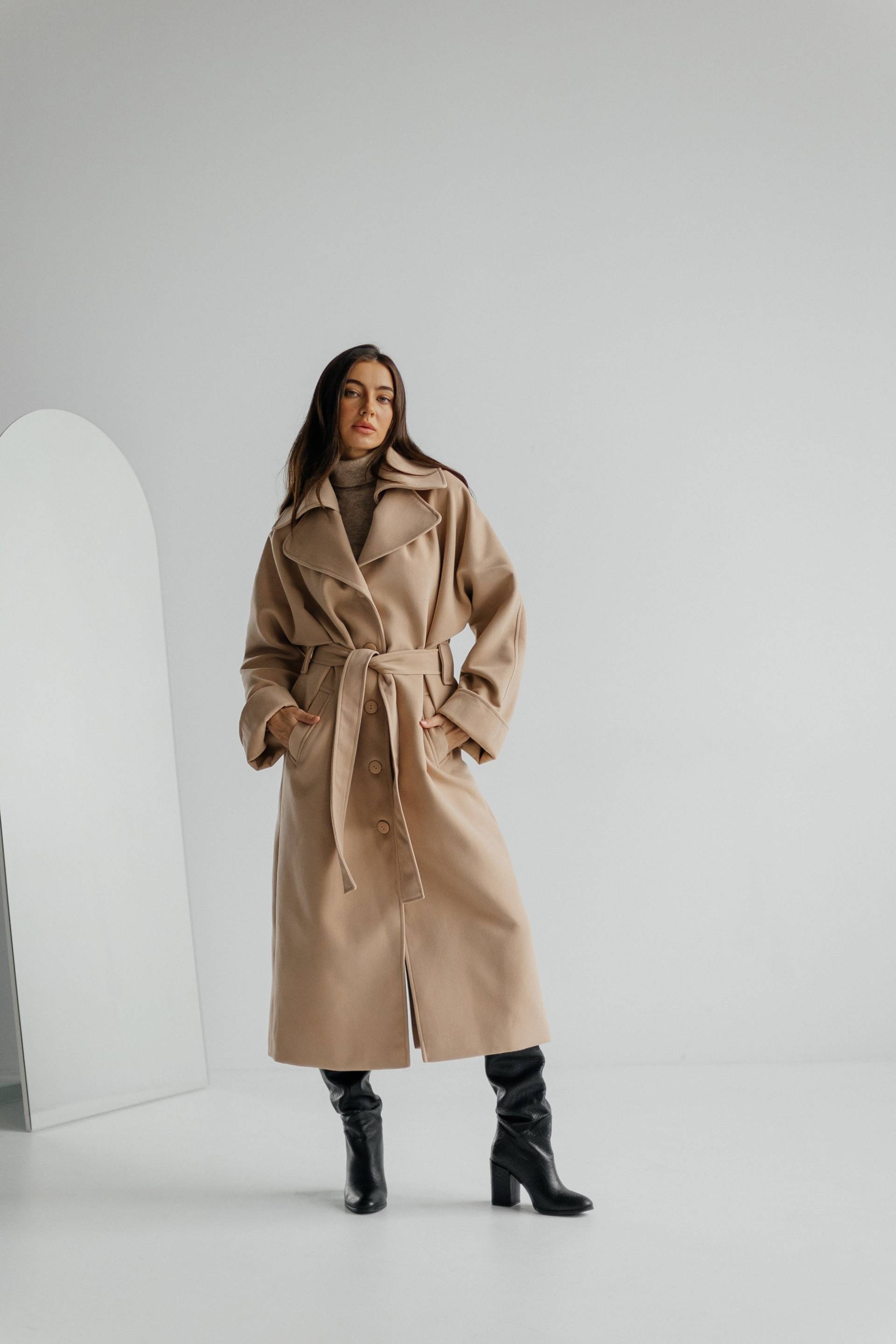 Handgefertigte Beige Gürtelmantel Aus Wollmischung - Langer Wickelmantel von HANDMADEGARMENT