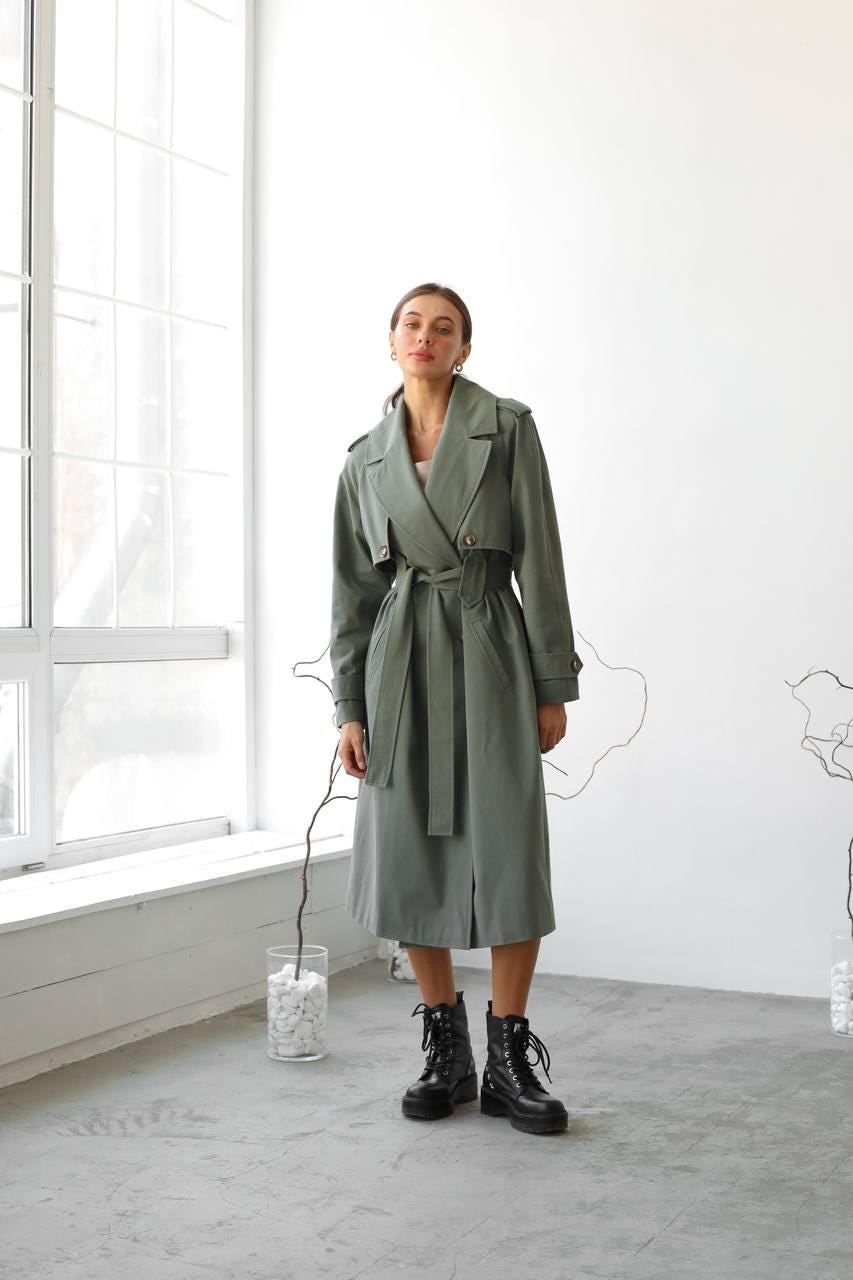 Handgefertigter Khaki Grüner Baumwoll Trenchcoat Langer Mantel Mit Gürtel von HANDMADEGARMENT