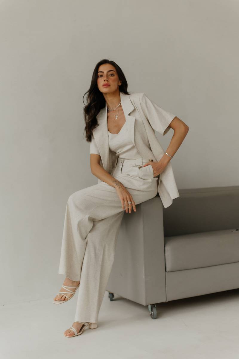 Handgefertigtes Leinen Damen Anzüge Set Beige Sommer Loungewear von HANDMADEGARMENT