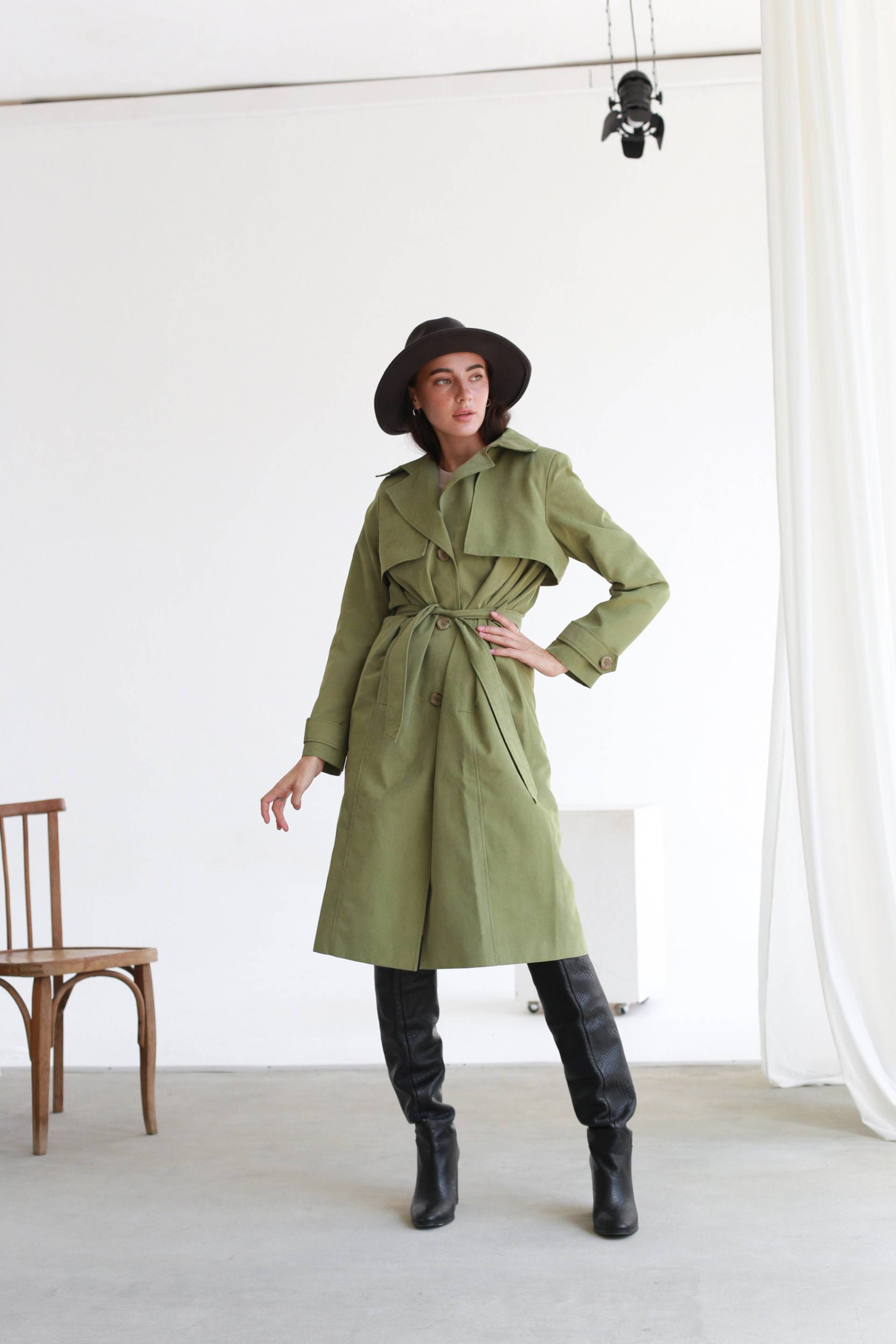 Langer Regen Trenchcoat in Der Farbe Olive Khaki. Zweireihiger Trenchcoat. Frühlingsoberbekleidung Mit Gürtel von HANDMADEGARMENT