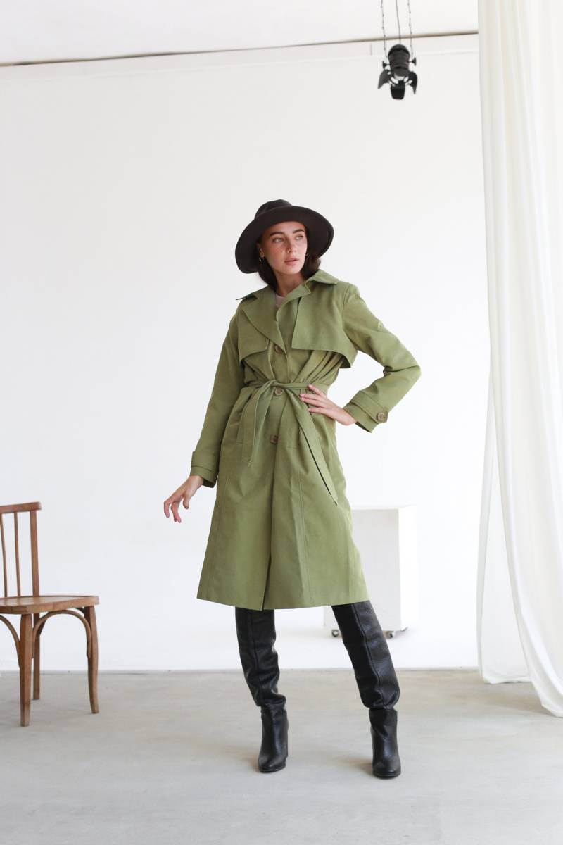 Langer Regen Trenchcoat in Der Farbe Olive Khaki. Zweireihiger Trenchcoat. Frühlingsoberbekleidung Mit Gürtel von HANDMADEGARMENT