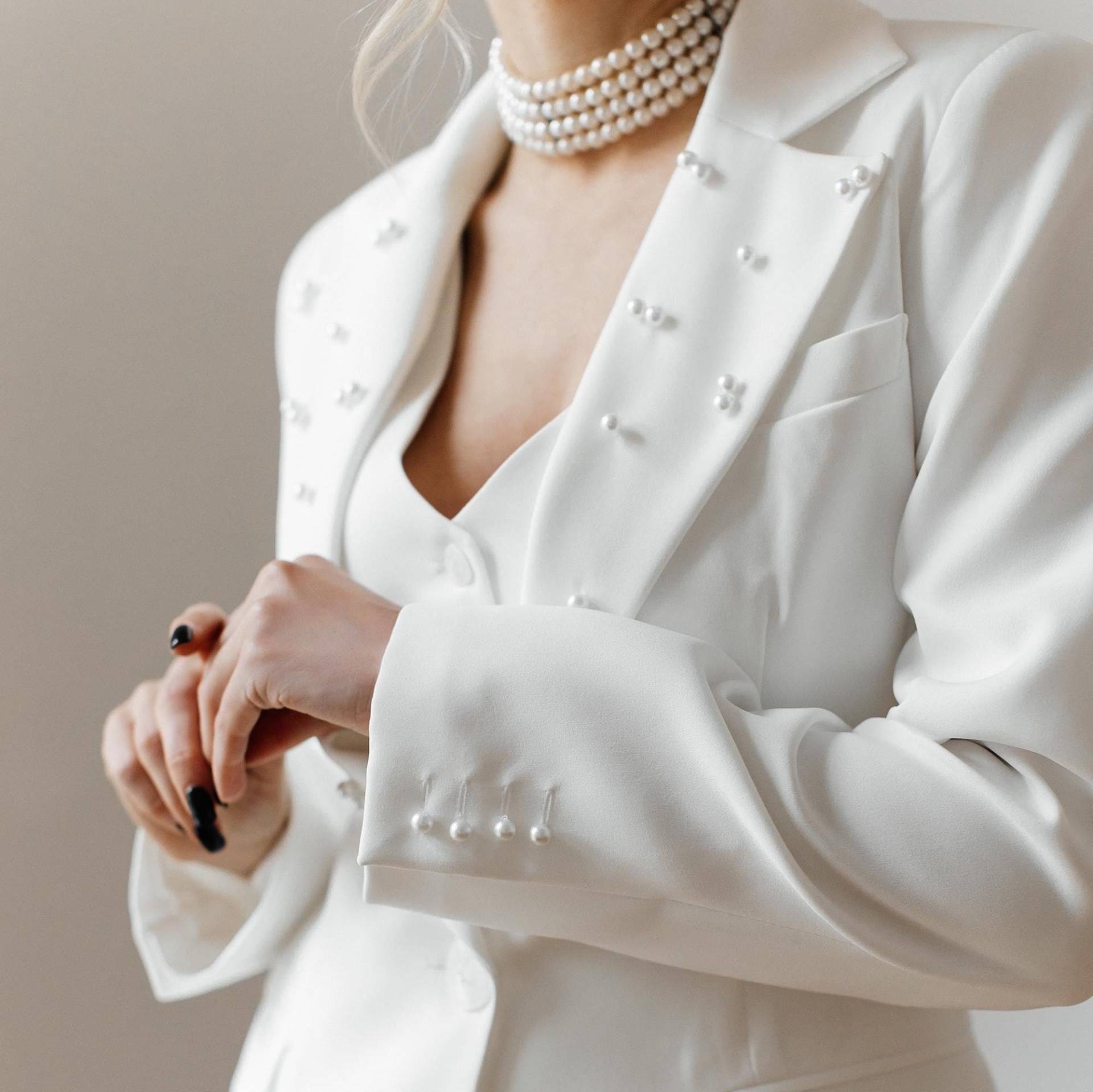 Milchweißer Hochzeitsblazer Tailliertes Satinjäckchen Mit Perlen von HANDMADEGARMENT