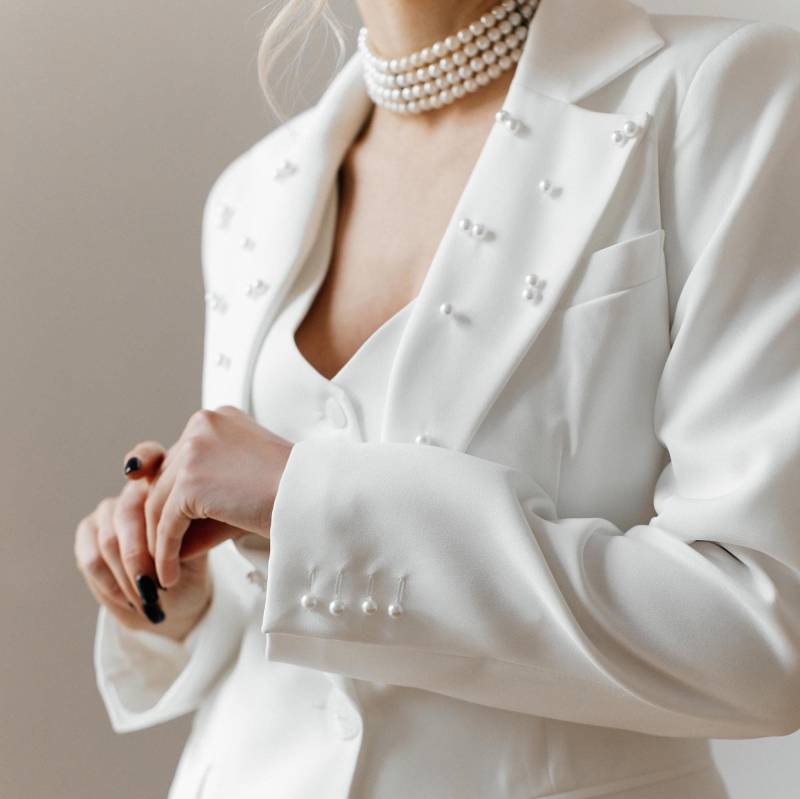 Milchweißer Hochzeitsblazer Tailliertes Satinjäckchen Mit Perlen von HANDMADEGARMENT