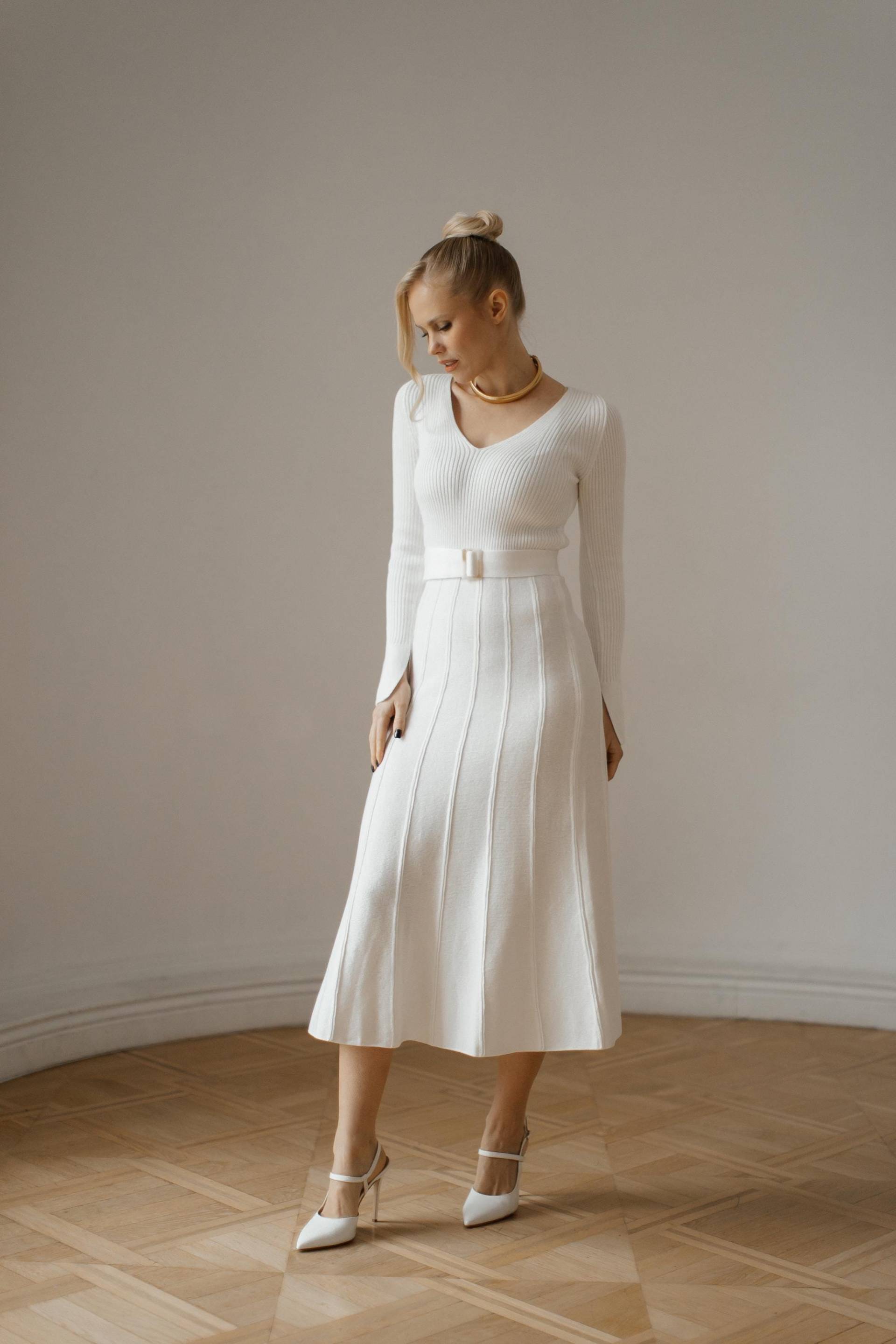 Milky White Strick Midi Kleid Plissee Pulloverkleid Mit Gürtel von HANDMADEGARMENT