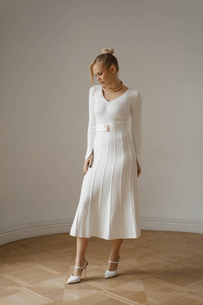 Milky White Strick Midi Kleid Plissee Pulloverkleid Mit Gürtel von HANDMADEGARMENT