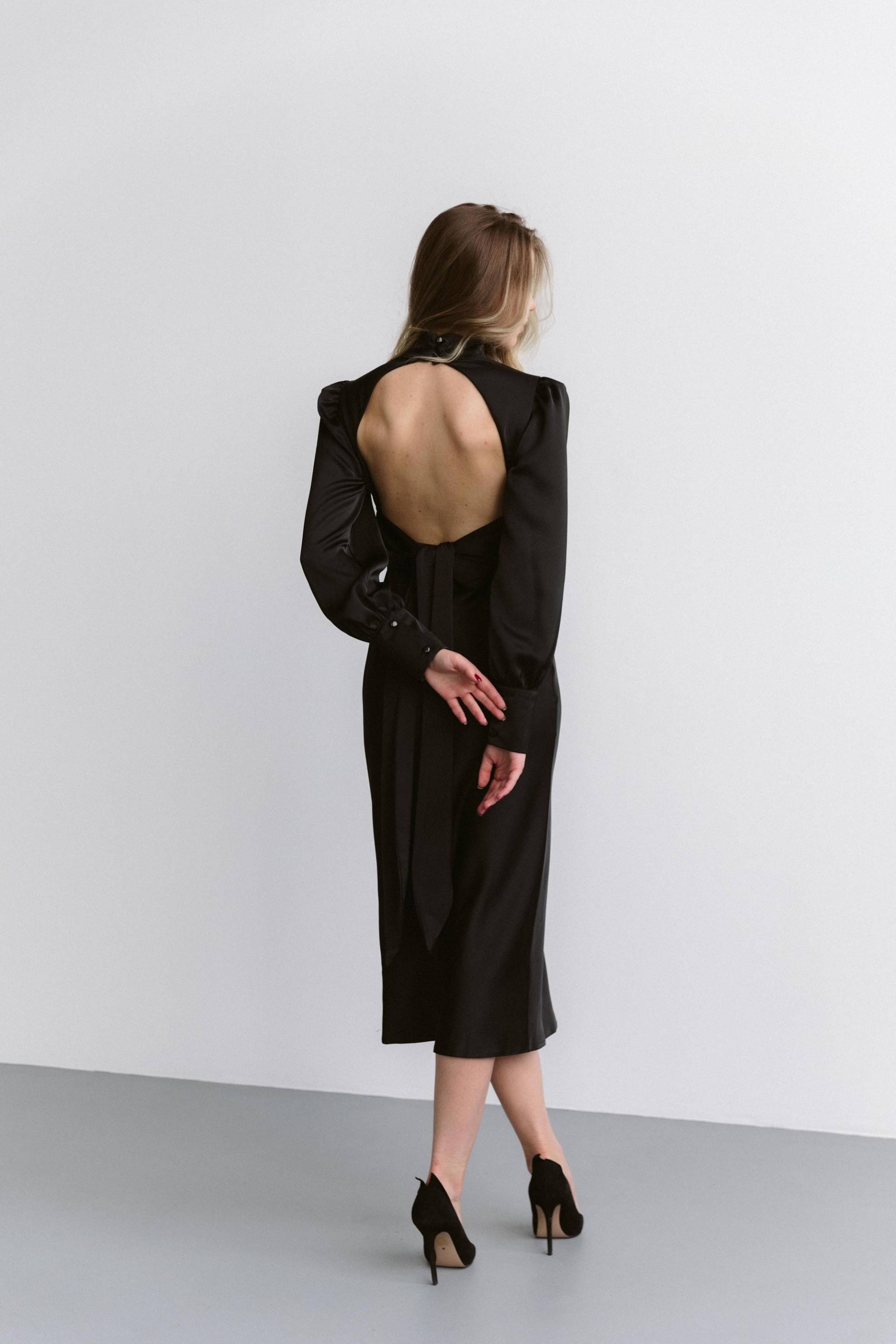 Schwarze Seide Rückenfreies Midikleid Rollkragen Event Kleid von HANDMADEGARMENT