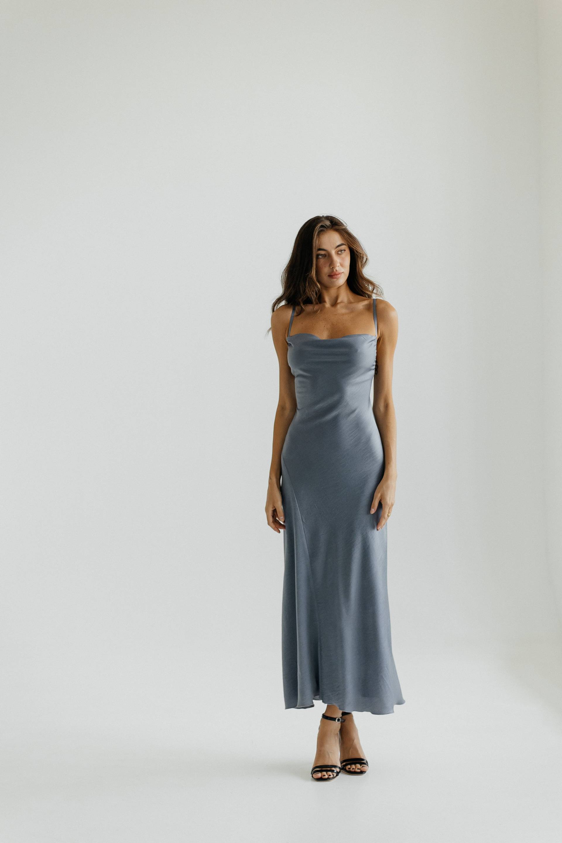 Silk Maxi Slip Dress Dunkelgrauer Wasserfallausschnitt Rückenfreies Kleid von HANDMADEGARMENT