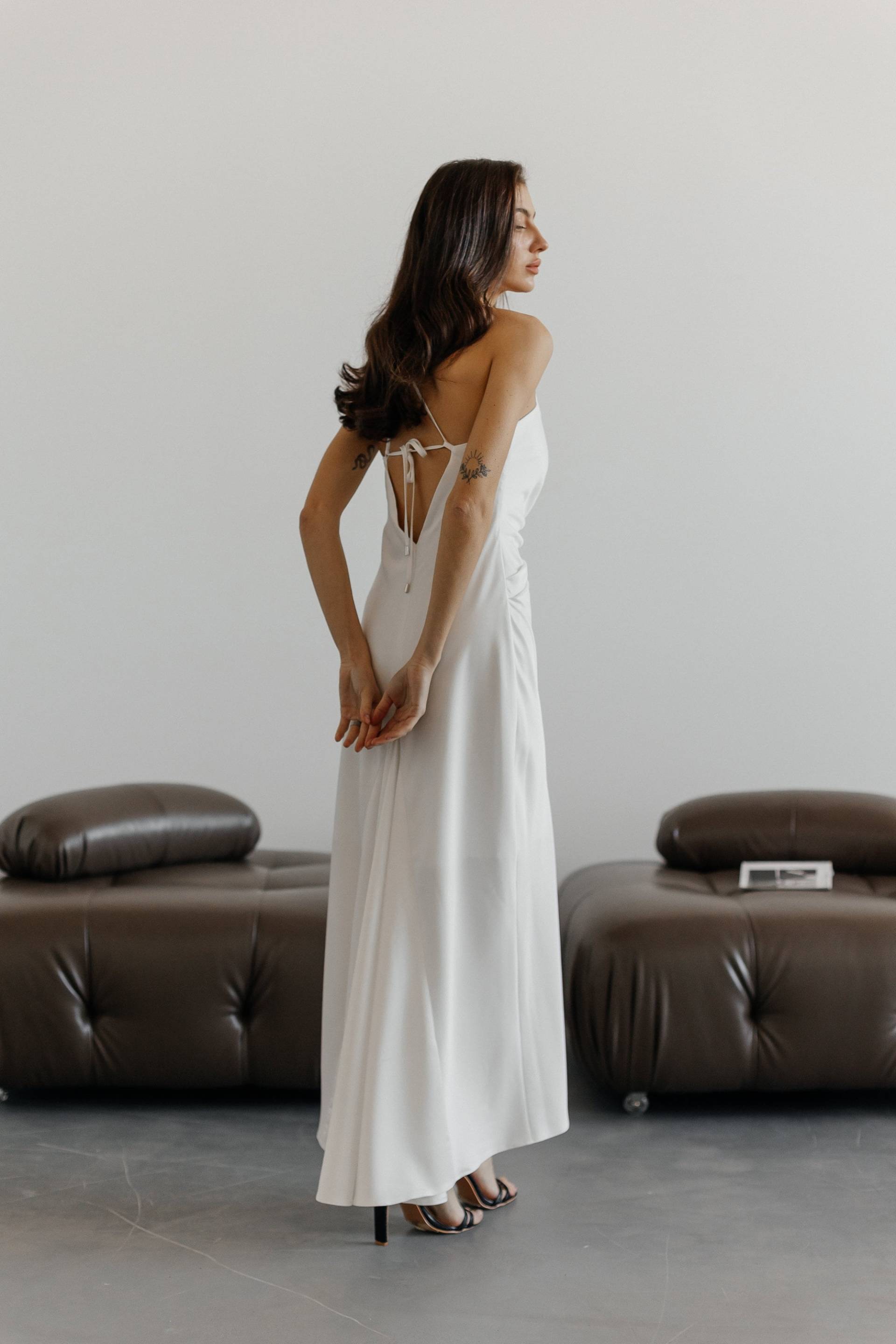 Weiß Satin Slip Kleid Cowl Neck Rückenfreie Maxi Robe von HANDMADEGARMENT