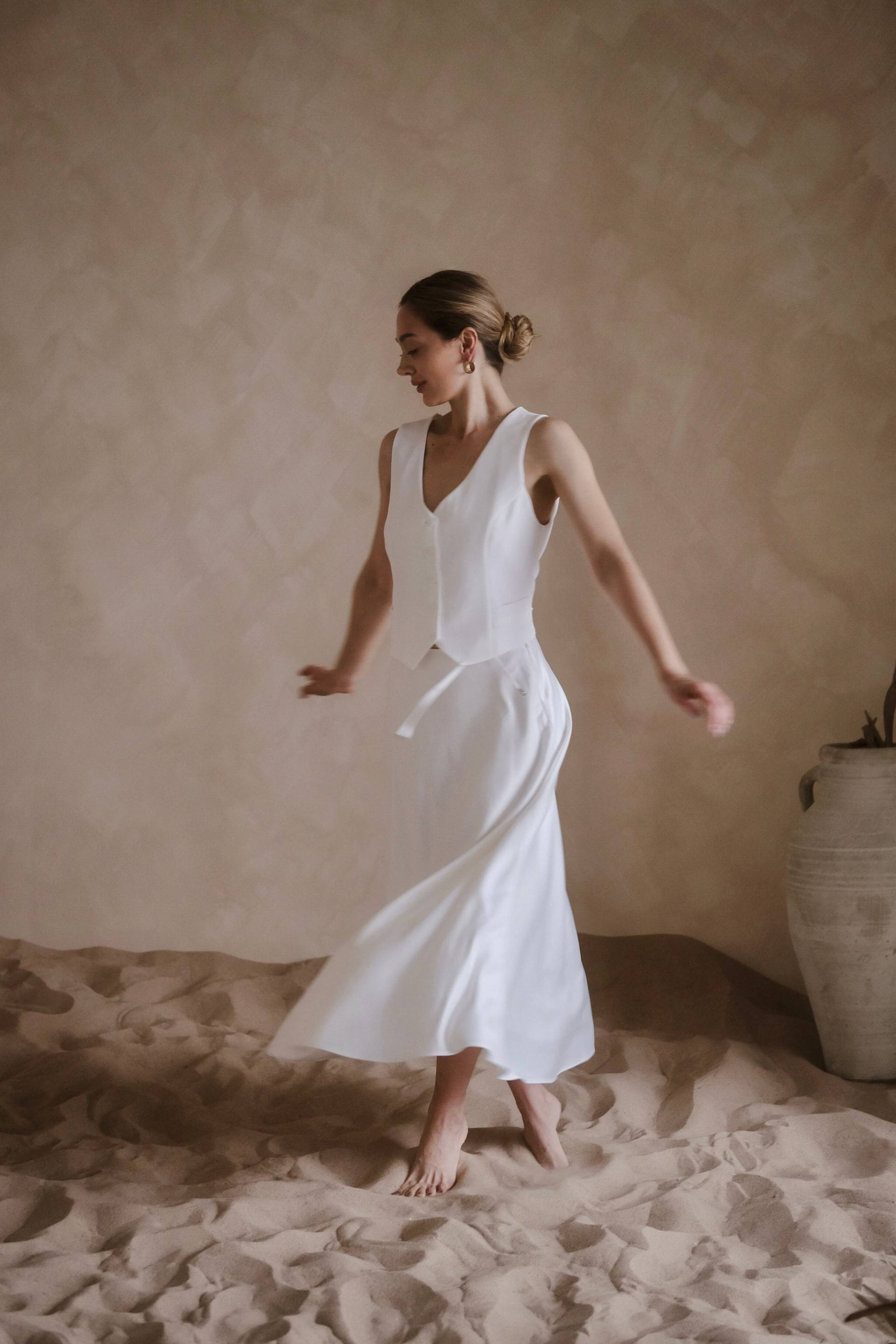 Weißer Seiden-Maxi-Rock-Set Mit Weste Damenbrautanzug von HANDMADEGARMENT