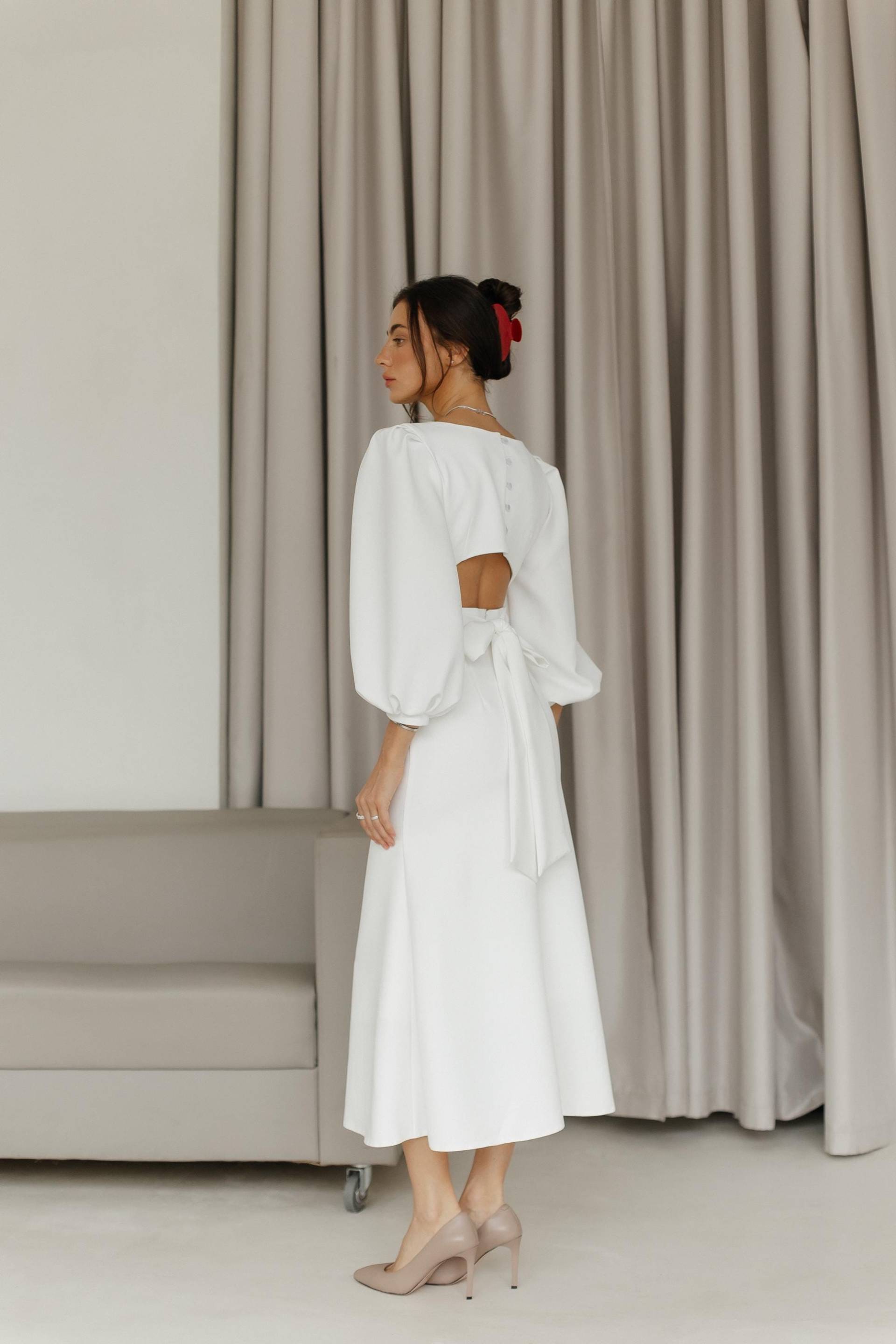 Weißes Midikleid Rückenfreies A-Linie Eventkleid Mit Puffärmeln von HANDMADEGARMENT