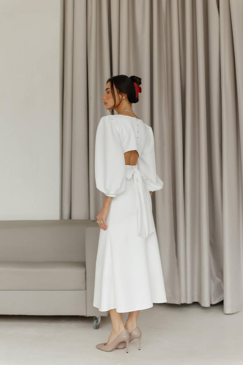 Weißes Midikleid Rückenfreies A-Linie Eventkleid Mit Puffärmeln von HANDMADEGARMENT