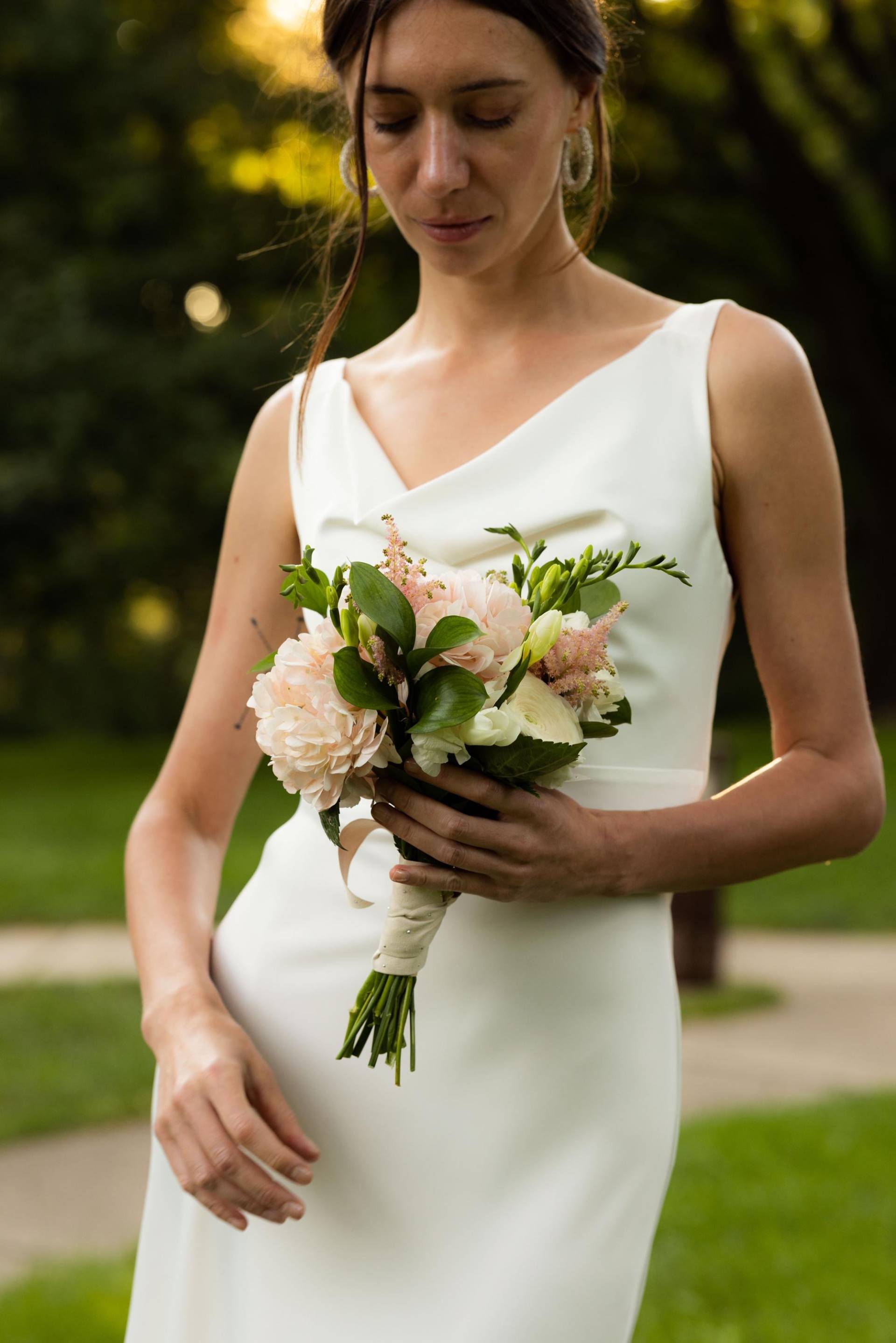 Weißes Satin Maxikleid Brautkleid in A-Linie Mit Wasserfallausschnitt von HANDMADEGARMENT