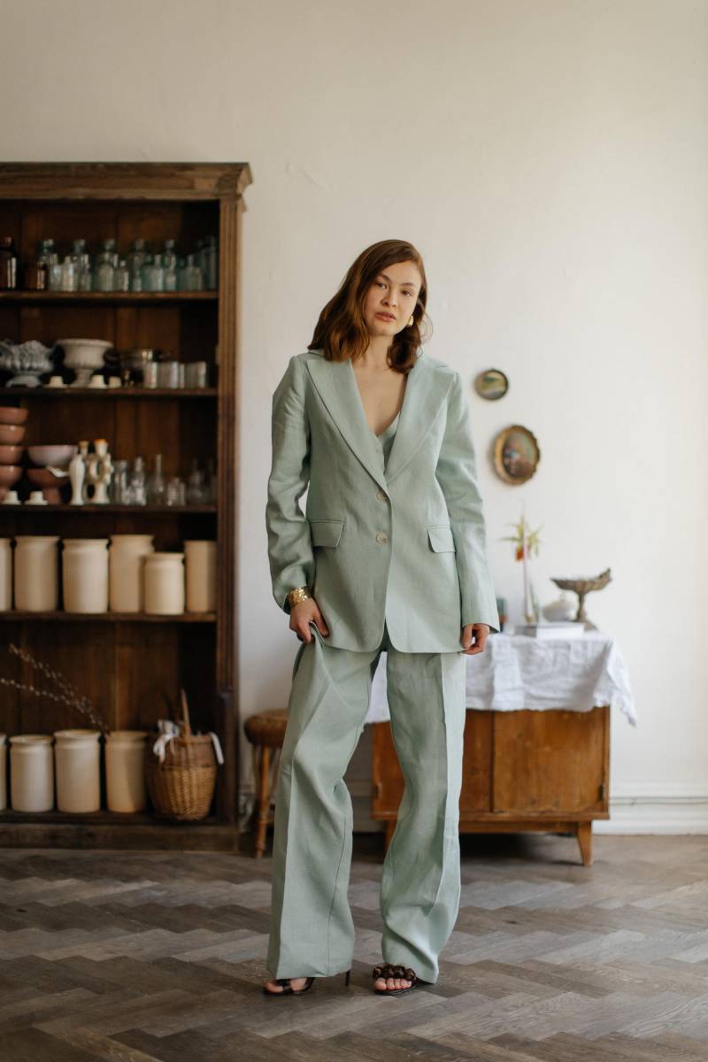 Salbeigrüner Leinen-Blazer Zweiteiliger Hosenanzug Für Damen von HANDMADEGARMENT