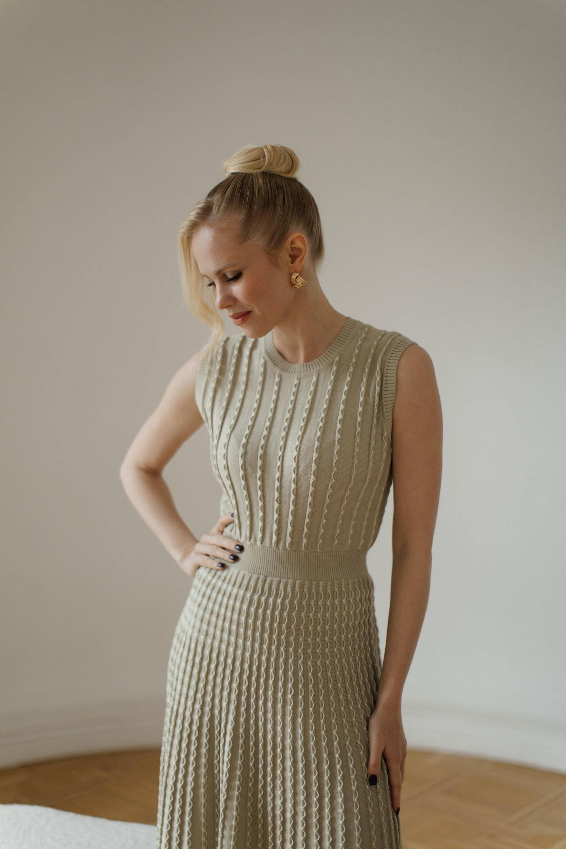 strickkleid Aus Baumwollgemisch Ärmelloser Falten Midi Rock von HANDMADEGARMENT