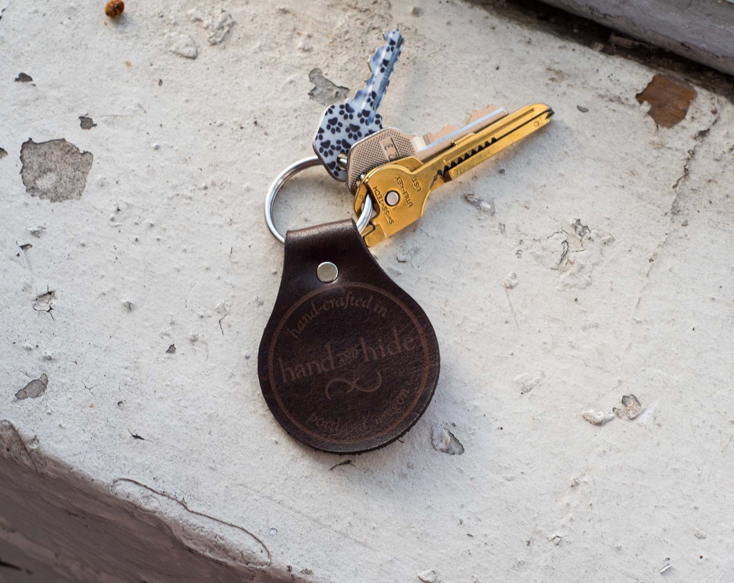 Leder Schlüsselanhänger, Logo Hand Und Verstecken, Personalisierte Geschenke, Handgemachte Benutzerdefinierte Schlüsselanhänger Leder Schlüsselanhänger, Logo Hand Und Verstecken, Personalisierte Geschenke, Handgemachte Benutzerdefinierte Schlüsselanhänger von HANDandHIDE