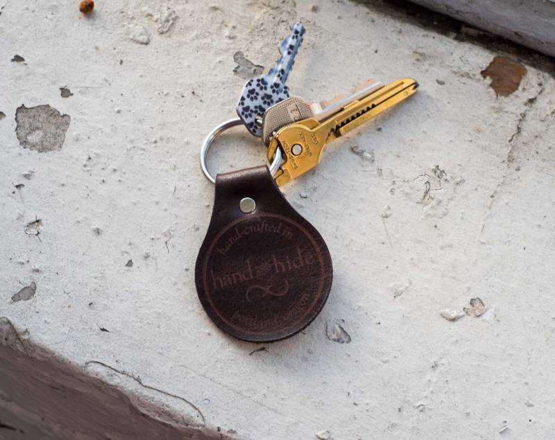 Leder Schlüsselanhänger, Logo Hand Und Verstecken, Personalisierte Geschenke, Handgemachte Benutzerdefinierte Schlüsselanhänger Leder Schlüsselanhänger, Logo Hand Und Verstecken, Personalisierte Geschenke, Handgemachte Benutzerdefinierte Schlüsselanhänger von HANDandHIDE