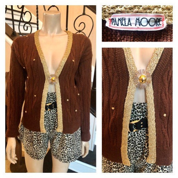 Coole Vintage 70Er Jahre Strickjacke in Braun Mit Gold Lurex Borte Und Punkten Optionaler Brosche/Small Medium von HAPPYClothesdesigns