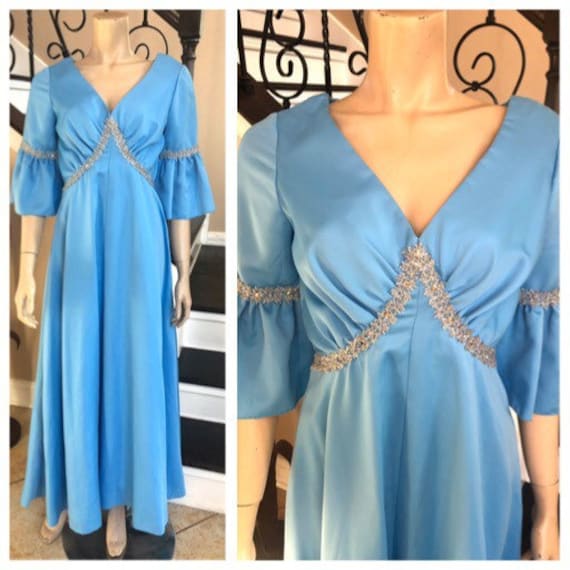 Fun Vintage 60Er/70Er Disco Powder Blue Kleid Mit Silbernen Borten Und Flare Ärmeln Prom Klein Medium Fun Vintage 60Er/70Er Disco Powder Blue Kleid Mit Silbernen Borten Und Flare Ärmeln Prom Klein Medium von HAPPYClothesdesigns