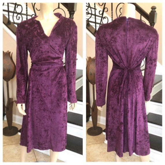 Fun Vintage 70Er/80Er Jahre Bequem Lila Langarm Velour Kleid Medium Large Fun Vintage 70Er/80Er Jahre Bequem Lila Langarm Velour Kleid Medium Large von HAPPYClothesdesigns