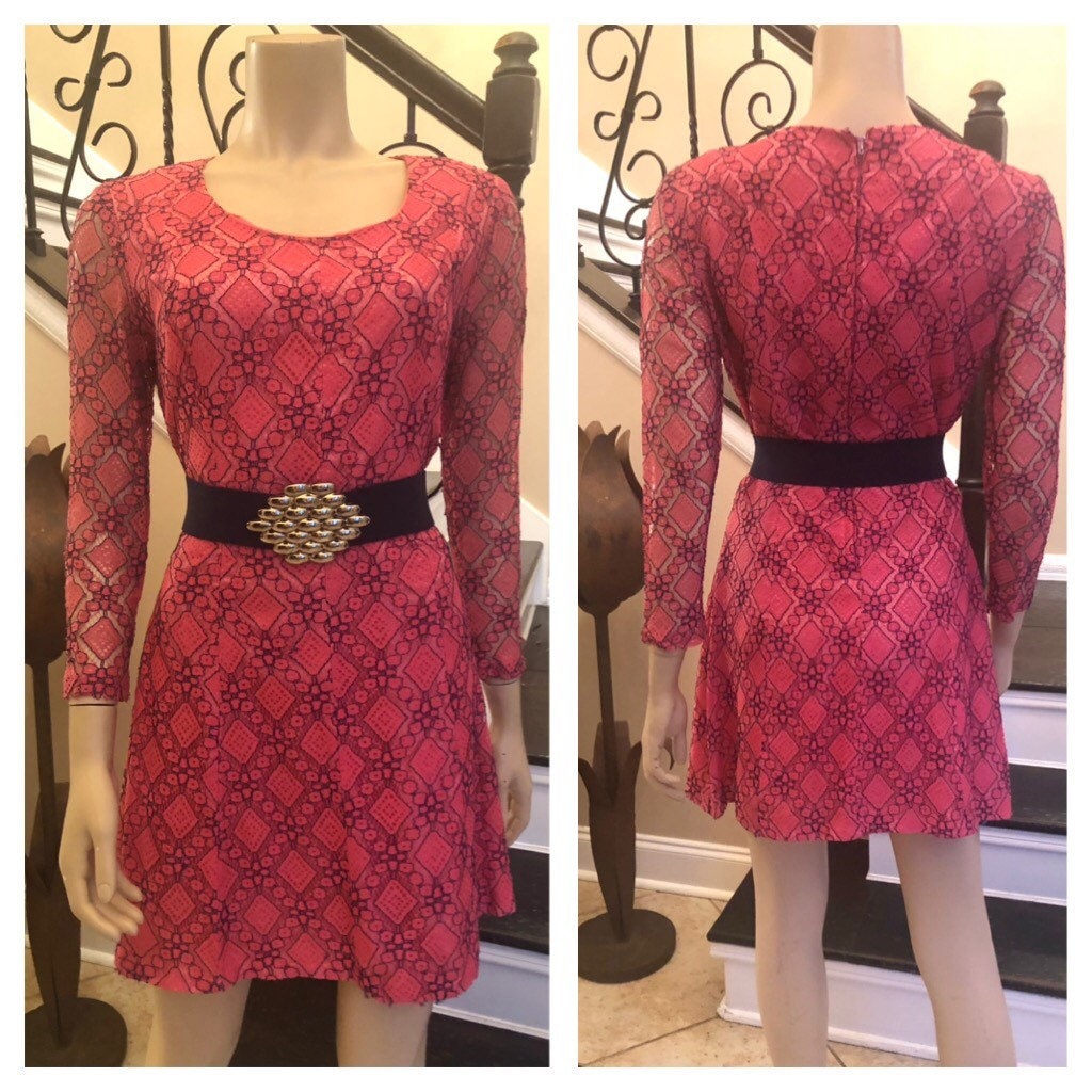 Süßes Vintage 60Er Jahre Spitzen-Rosa Und Marineblaues Langarmkleid Mit Zusätzlichem Gürtel/Klein Medium Süßes Vintage 60Er Jahre Spitzen-Rosa Und Marineblaues Langarmkleid Mit Zusätzlichem Gürtel/Klein Medium von HAPPYClothesdesigns