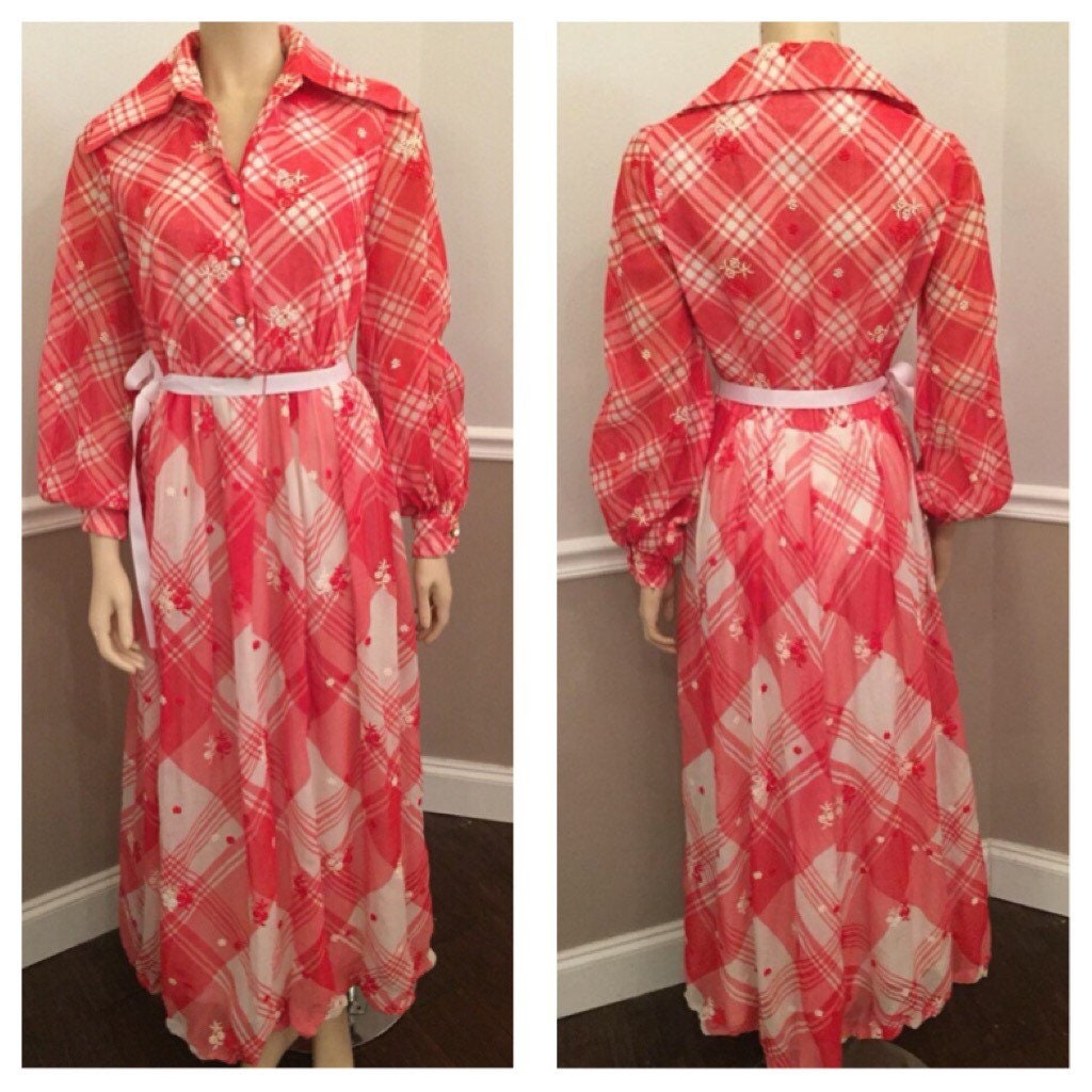 Vintage Morton Myles For Smith & Jones Wunderschönes Einzigartiges Rot Und Weiß Kariertes Mit Blumen Besticktes Maxikleid/S Vintage Morton Myles For Smith & Jones Wunderschönes Einzigartiges Rot Und Weiß Kariertes Mit Blumen Besticktes Maxikleid/S von HAPPYClothesdesigns