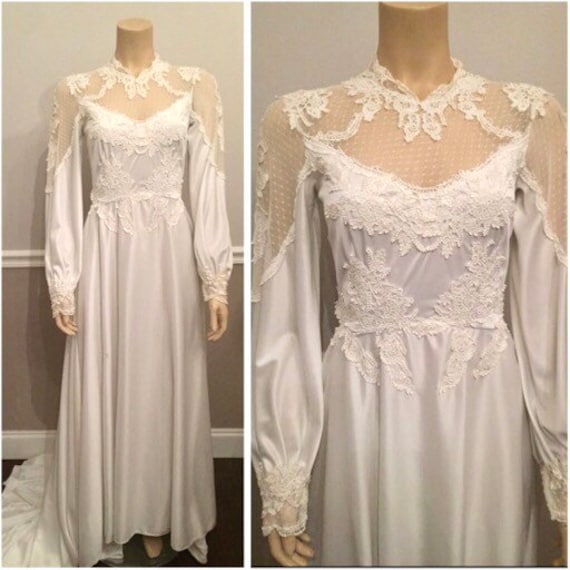 Wunderschönes Vintage 70Er Jahre Langarm Spitzentop Brautkleid Mit Knopfleiste Im Rücken Und Schleppe/ Small von HAPPYClothesdesigns