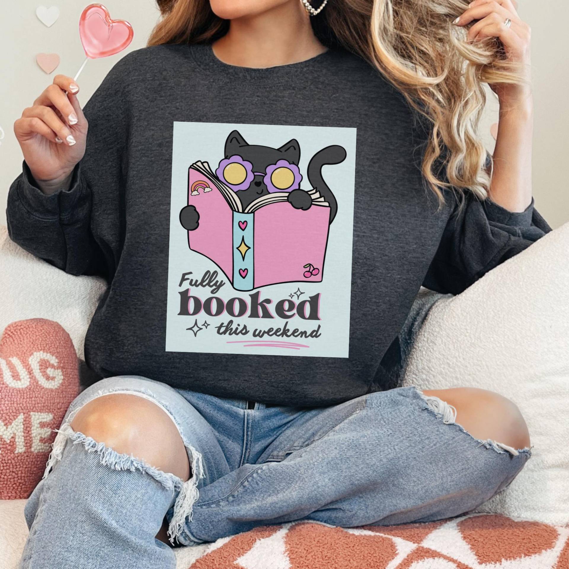 Kuscheliger Pullover - Fully Booked This Weekend Katzenmotiv Book Lover Sweatshirt Aus Baumwollmix, S-2xl Kuscheliger Pullover - Fully Booked This Weekend Katzenmotiv Book Lover Sweatshirt Aus Baumwollmix, S-2xl von HAPPYstatements