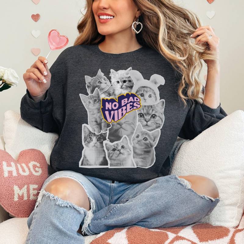 Katzen Pullover No Bad Vibes | Stylishes Katzendesign Sweatshirt - Kuscheliger Baumwollmix, S-2xl Katzen Pullover No Bad Vibes | Stylishes Katzendesign Sweatshirt - Kuscheliger Baumwollmix, S-2xl von HAPPYstatements