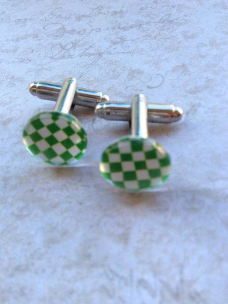Handgefertigte Recycelte Grüne Schachbrett Manschettenknöpfe Für Ihn von HASJewelsbyShannon