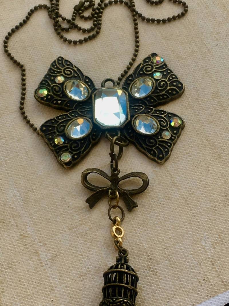 Handgefertigte Schleife Und Vogelknöpfe Anhänger Halskette Für Frauen von HASJewelsbyShannon