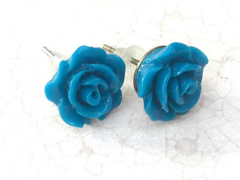 Handgemachte Blaue Rose Post Ohrringe Für Frauen von HASJewelsbyShannon