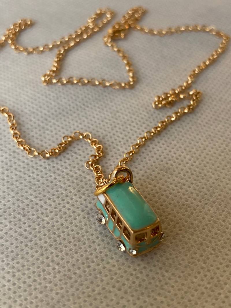 Handgemachte Bus Anhänger Halskette, 60Er Jahre Retro Schmuck, Blaue Charm Halskette von HASJewelsbyShannon