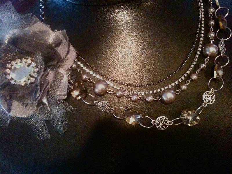 Handgemachte Graue Stoffblumen-Halskette Steampunk-Hochzeitsschmuck von HASJewelsbyShannon