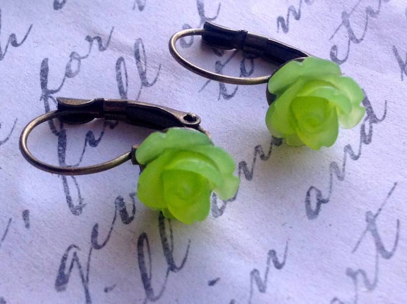 Handgemachte Grüne Rose Baumeln An Tropfen Ohrringe Für Frauen von HASJewelsbyShannon