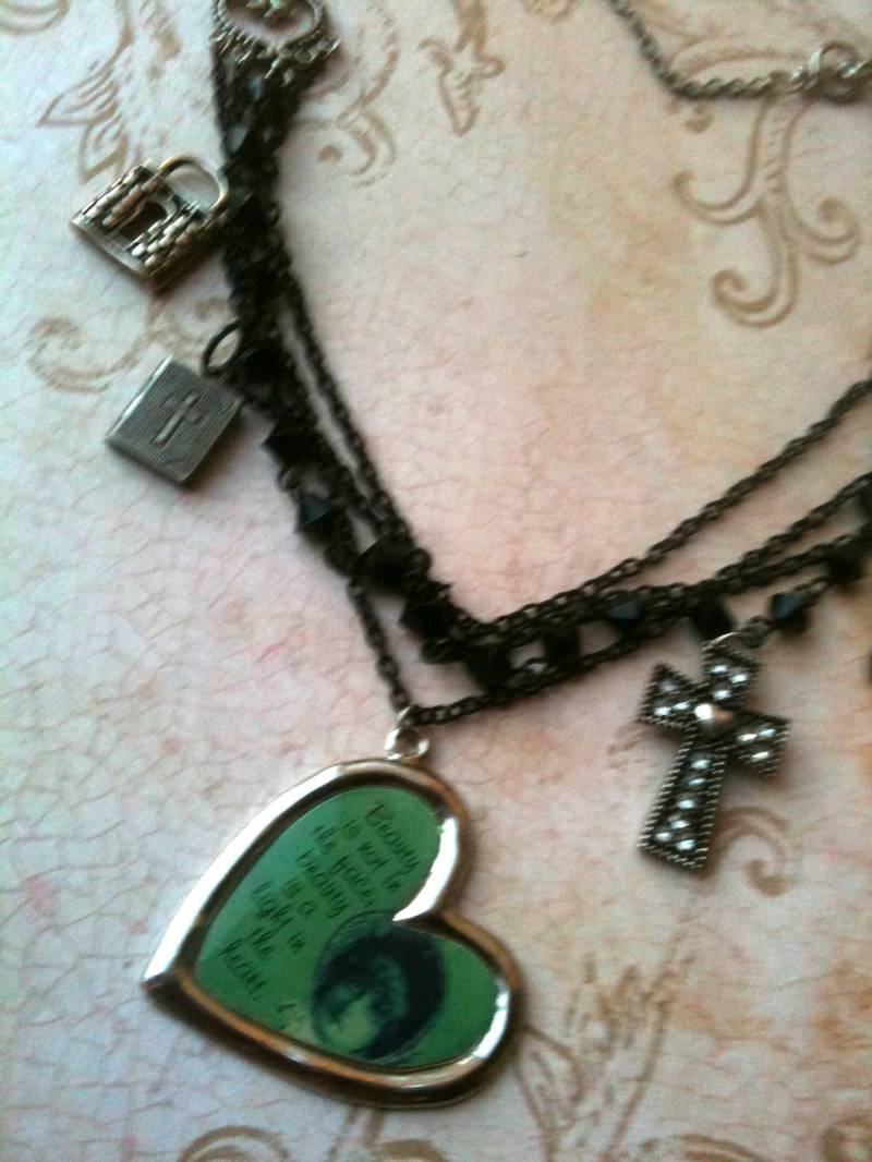 Handgemachte Multi-strang Charm Halskette Für Frauen von HASJewelsbyShannon