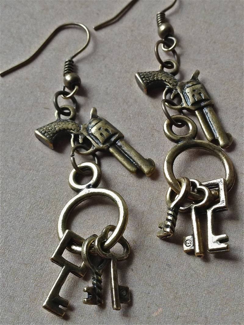 Handgemachte Ohrringe Aus Silberfarbenem Metall in Form Eines Schlüssels von HASJewelsbyShannon