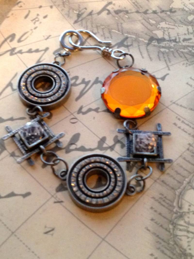 Handgemachtes Steampunk Statement Armband Für Damen von HASJewelsbyShannon