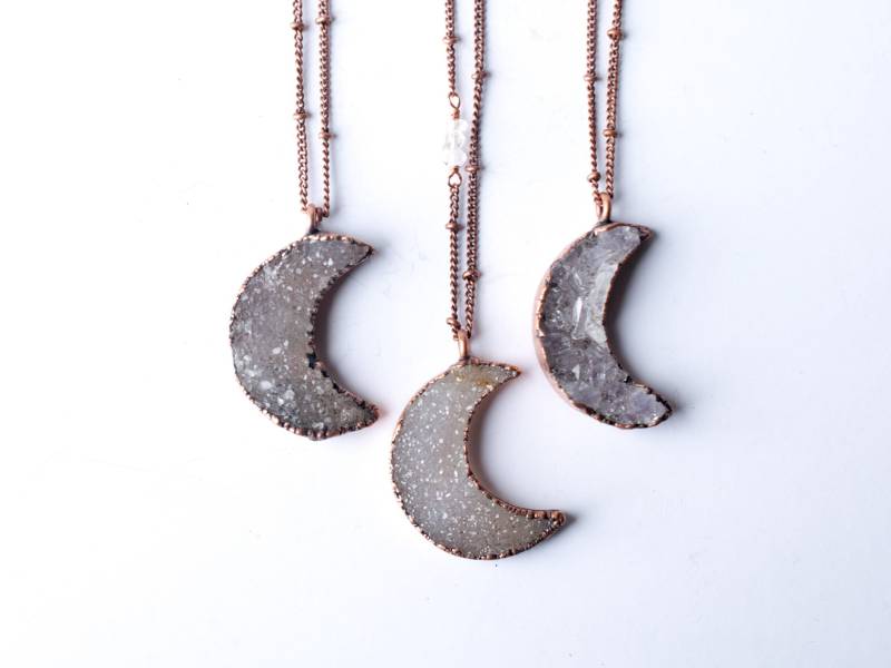 Druzy Mond Halskette | Halbmond Kristall Elektrogeformte Rohe Roher Schmuck von HAWKHOUSE