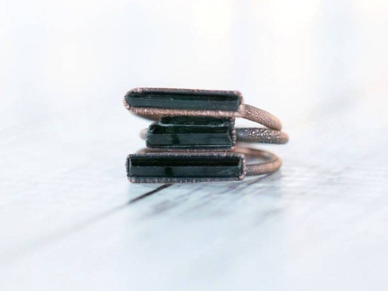 Dunkelblau-Grüner Turmalin Ring | Roher Elektrogeformter Edelsteinring Kristall von HAWKHOUSE